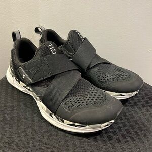 TIEM Women’s Cycling Slipstream Shoes size 7.5 Black Geometric $70